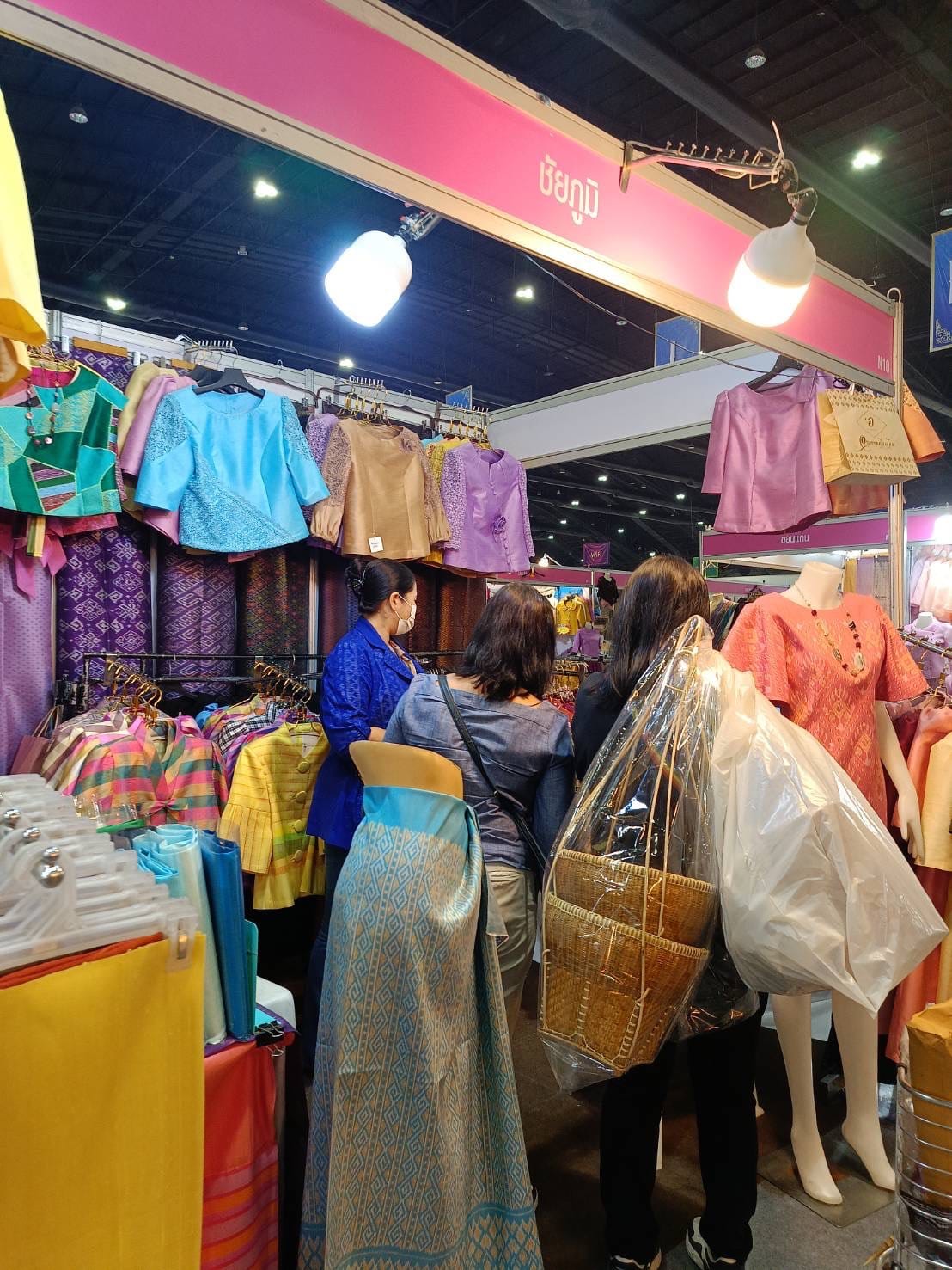 วันหยุดสุดสัปดาห์ งาน OTOP ศิลปาชีพคึกคัก ผู้ผลิต ผู้ประกอบการ OTOP เฮ!!! ยอดจำหน่าย OTOP ชัยภูมิ 8.7 แสนบาท