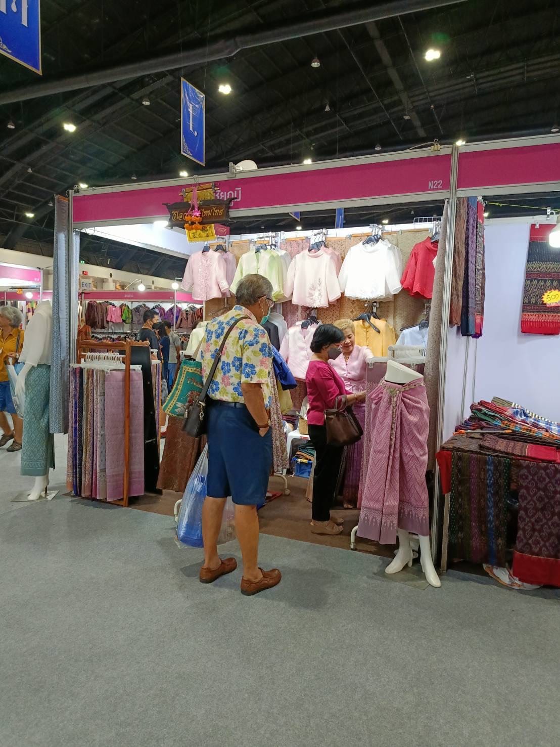 วันหยุดสุดสัปดาห์ งาน OTOP ศิลปาชีพคึกคัก ผู้ผลิต ผู้ประกอบการ OTOP เฮ!!! ยอดจำหน่าย OTOP ชัยภูมิ 8.7 แสนบาท