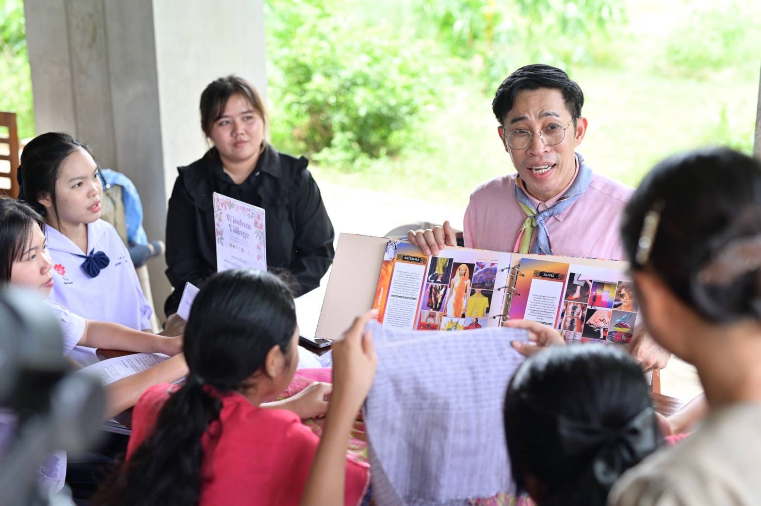 ผู้ผลิต ผู้ประกอบการชุมชนอำเภอหนองบัวแดง จังหวัดชัยภูมิ ตื่นตัวพร้อมรับองค์ความรู้ขับเคลื่อนชุมชนภูมิปัญญาเพื่อพัฒนาผลิตภัณฑ์