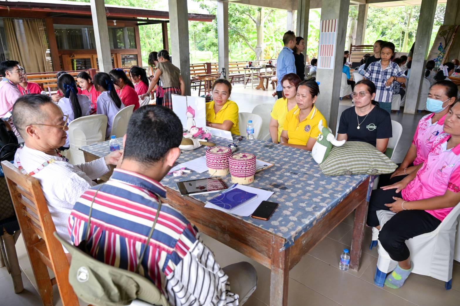 ผู้ผลิต ผู้ประกอบการชุมชนอำเภอหนองบัวแดง จังหวัดชัยภูมิ ตื่นตัวพร้อมรับองค์ความรู้ขับเคลื่อนชุมชนภูมิปัญญาเพื่อพัฒนาผลิตภัณฑ์