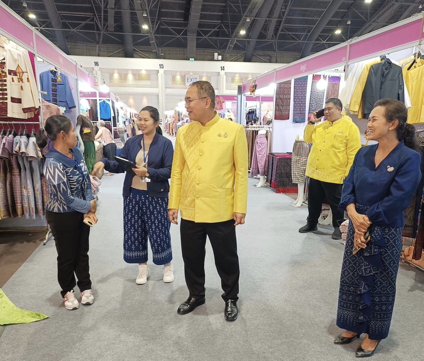 ผู้ว่าฯ ชัยภูมิ เยี่ยมให้กำลังใจผู้ผลิต ผู้ประกอบการ OTOP ชัยภูมิ ในงาน OTOP ศิลปาชีพประทีปไทย OTOP หลอมดวงใจด้วยพระบารมี