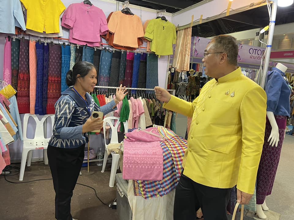 ผู้ว่าฯ ชัยภูมิ เยี่ยมให้กำลังใจผู้ผลิต ผู้ประกอบการ OTOP ชัยภูมิ ในงาน OTOP ศิลปาชีพประทีปไทย OTOP หลอมดวงใจด้วยพระบารมี