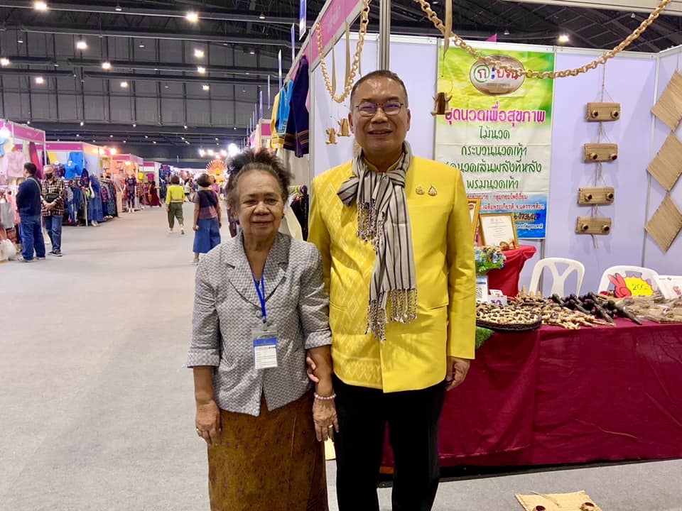 ผู้ว่าฯ ชัยภูมิ เยี่ยมให้กำลังใจผู้ผลิต ผู้ประกอบการ OTOP ชัยภูมิ ในงาน OTOP ศิลปาชีพประทีปไทย OTOP หลอมดวงใจด้วยพระบารมี