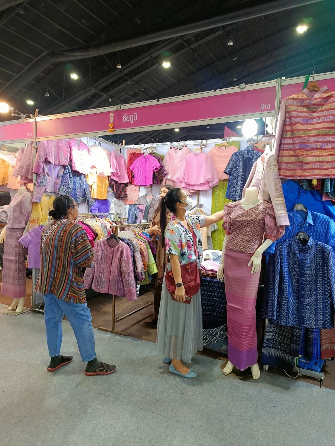 วันหยุดสุดสัปดาห์ งาน OTOP ศิลปาชีพคึกคัก ผู้ผลิต ผู้ประกอบการ OTOP เฮ!!! ยอดจำหน่าย OTOP ชัยภูมิ 8.7 แสนบาท