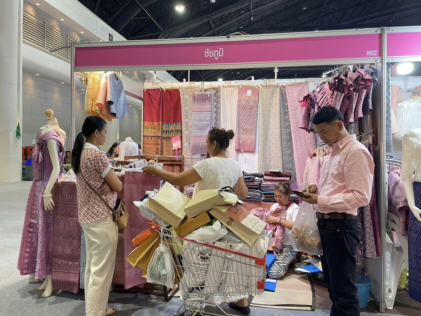 ปิดฉากงาน OTOP ศิลปาชีพประทีปไทย OTOP หลอมดวงใจด้วยพระบารมี ยอดจำหน่าย OTOP ชัยภูมิวันสุดท้ายทะลุล้าน รวม 9 วัน ยอดจำหน่าย 6.4 ล้านบาท