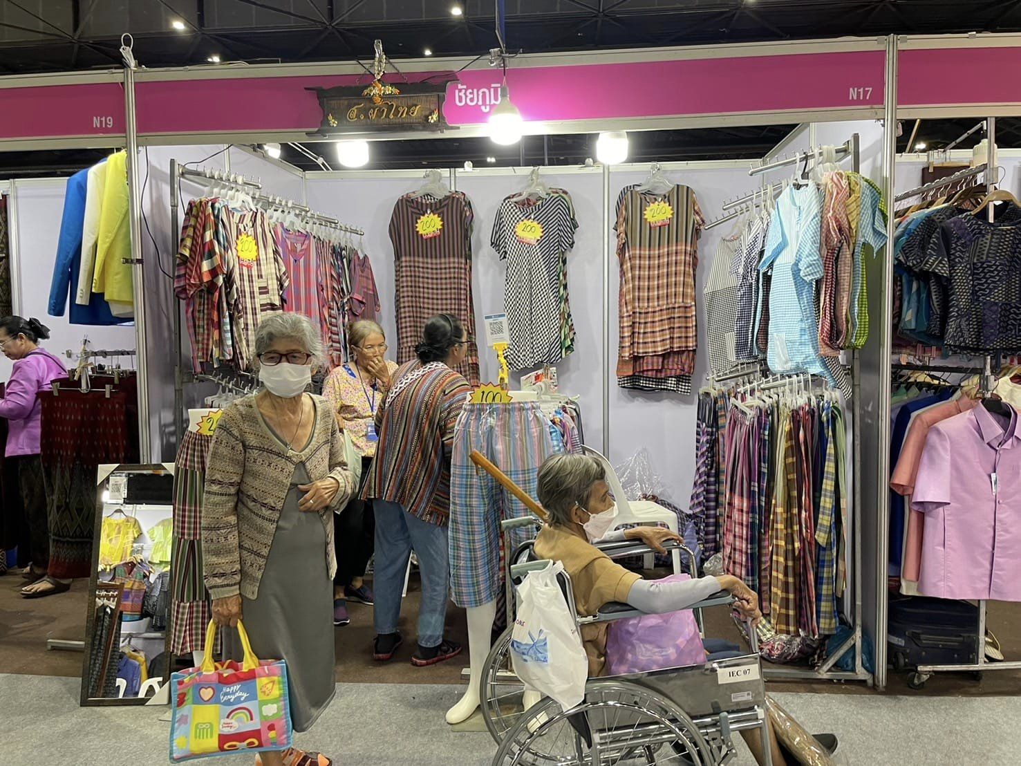 วันหยุดสุดสัปดาห์ งาน OTOP ศิลปาชีพคึกคัก ผู้ผลิต ผู้ประกอบการ OTOP เฮ!!! ยอดจำหน่าย OTOP ชัยภูมิ 8.7 แสนบาท