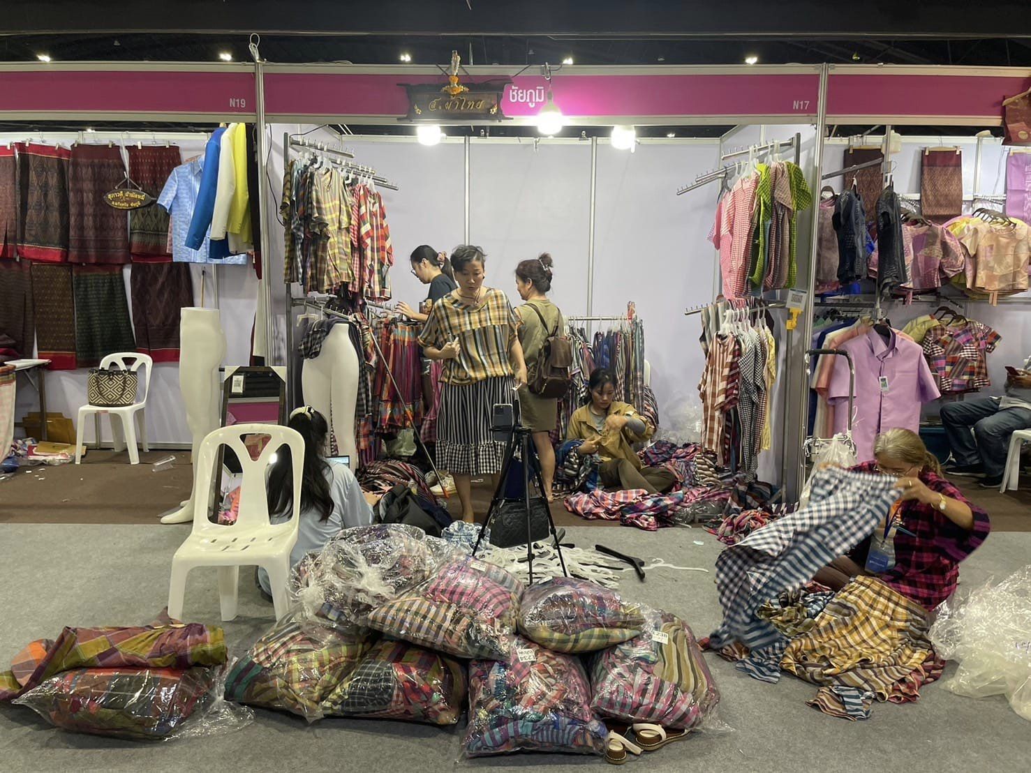 ปิดฉากงาน OTOP ศิลปาชีพประทีปไทย OTOP หลอมดวงใจด้วยพระบารมี ยอดจำหน่าย OTOP ชัยภูมิวันสุดท้ายทะลุล้าน รวม 9 วัน ยอดจำหน่าย 6.4 ล้านบาท