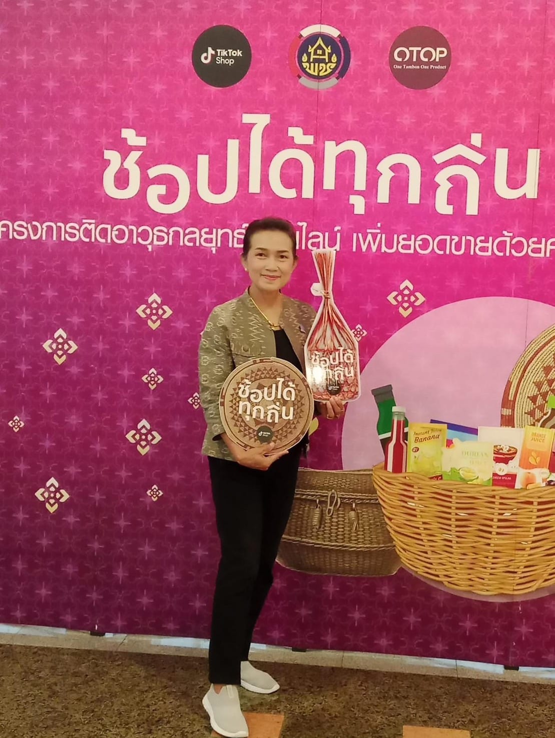 วันหยุดสุดสัปดาห์ งาน OTOP ศิลปาชีพคึกคัก ผู้ผลิต ผู้ประกอบการ OTOP เฮ!!! ยอดจำหน่าย OTOP ชัยภูมิ 8.7 แสนบาท