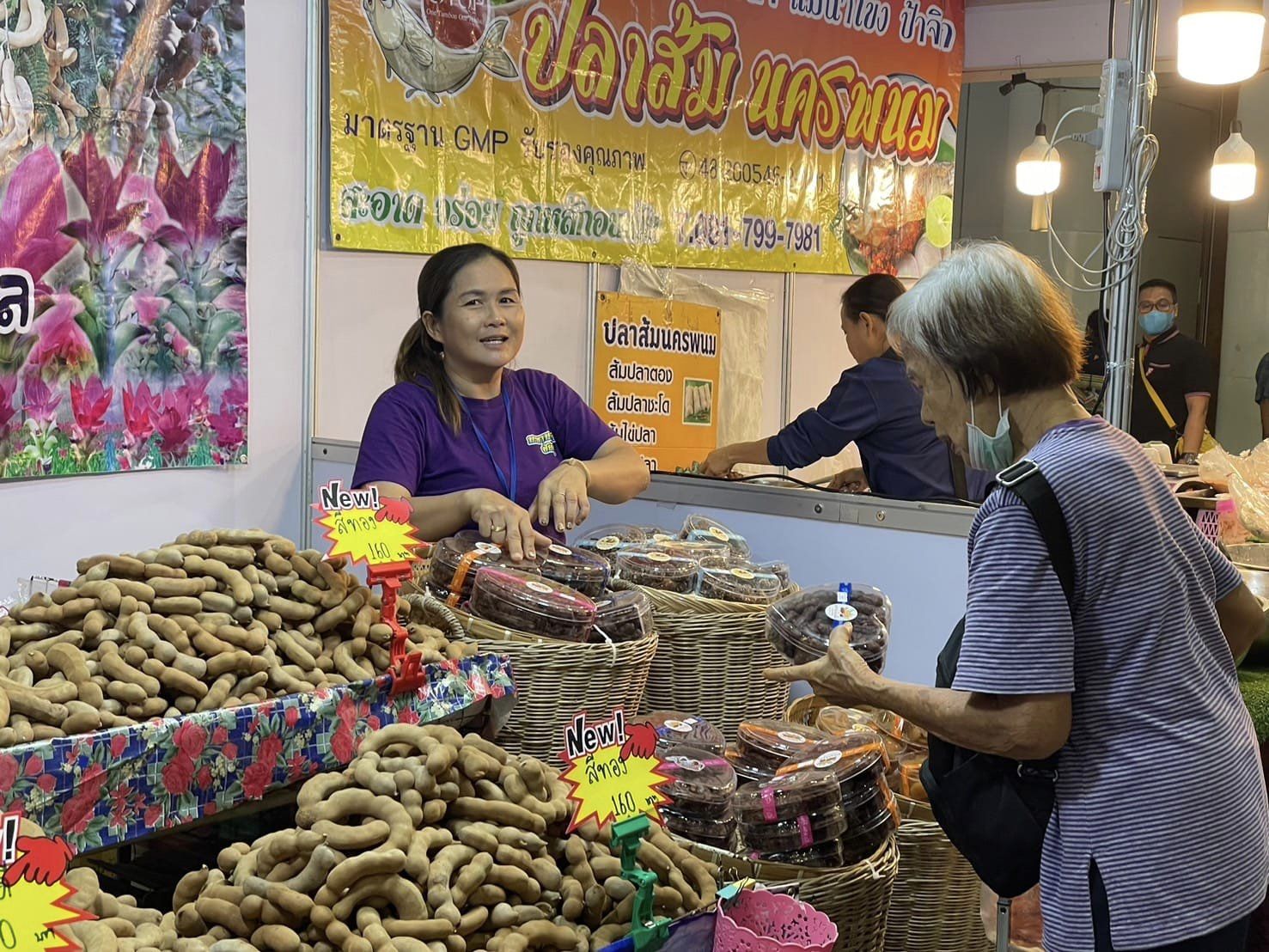 วันหยุดสุดสัปดาห์ งาน OTOP ศิลปาชีพคึกคัก ผู้ผลิต ผู้ประกอบการ OTOP เฮ!!! ยอดจำหน่าย OTOP ชัยภูมิ 8.7 แสนบาท