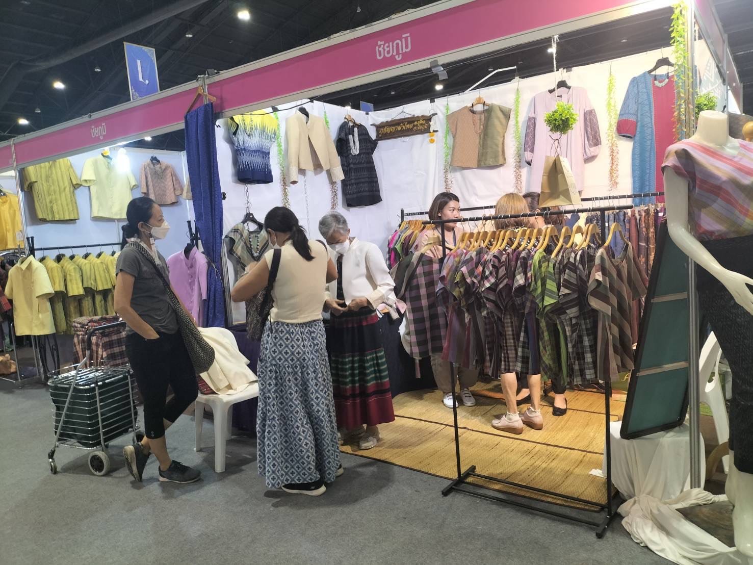 โค้งสุดท้าย งาน OTOP ศิลปาชีพประทีปไทย OTOP หลอมดวงใจด้วยพระบารมี ผู้ผลิต ผู้ประกอบการ OTOP ชัยภูมิ เตรียมสินค้าคุณภาพรอต้อนรับลูกค้าสุดสัปดาห์