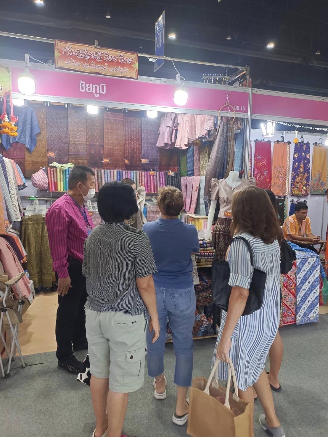 วันหยุดสุดสัปดาห์ งาน OTOP ศิลปาชีพคึกคัก ผู้ผลิต ผู้ประกอบการ OTOP เฮ!!! ยอดจำหน่าย OTOP ชัยภูมิ 8.7 แสนบาท