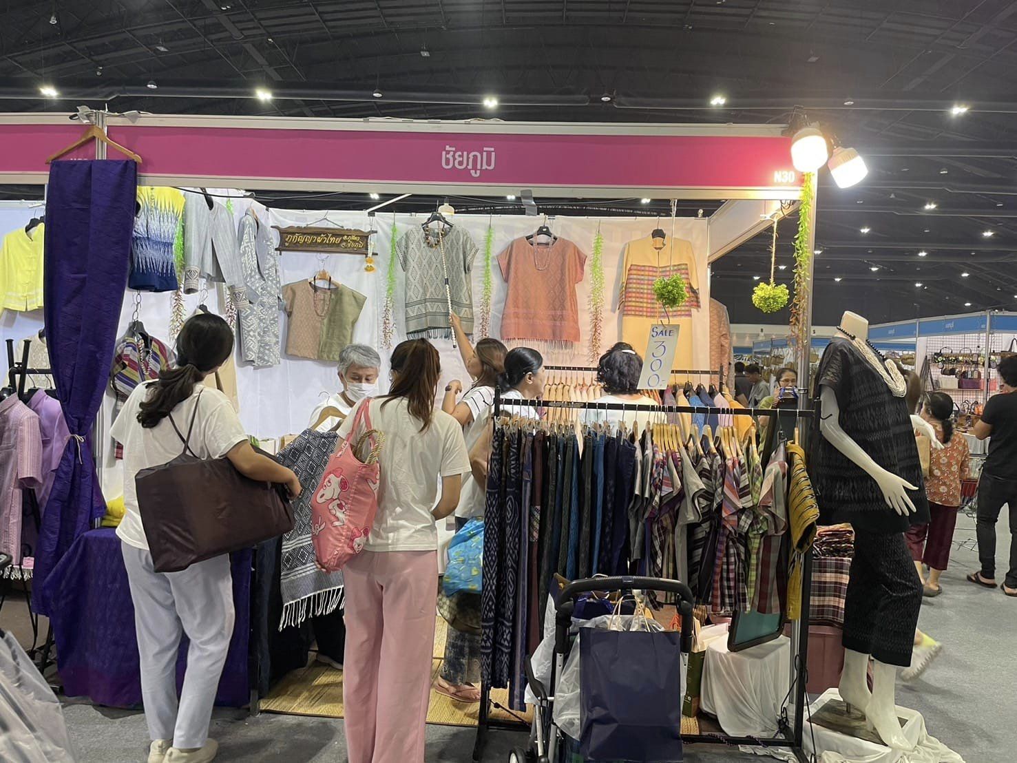 ปิดฉากงาน OTOP ศิลปาชีพประทีปไทย OTOP หลอมดวงใจด้วยพระบารมี ยอดจำหน่าย OTOP ชัยภูมิวันสุดท้ายทะลุล้าน รวม 9 วัน ยอดจำหน่าย 6.4 ล้านบาท