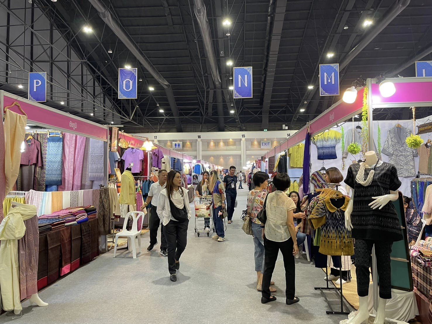 ปิดฉากงาน OTOP ศิลปาชีพประทีปไทย OTOP หลอมดวงใจด้วยพระบารมี ยอดจำหน่าย OTOP ชัยภูมิวันสุดท้ายทะลุล้าน รวม 9 วัน ยอดจำหน่าย 6.4 ล้านบาท