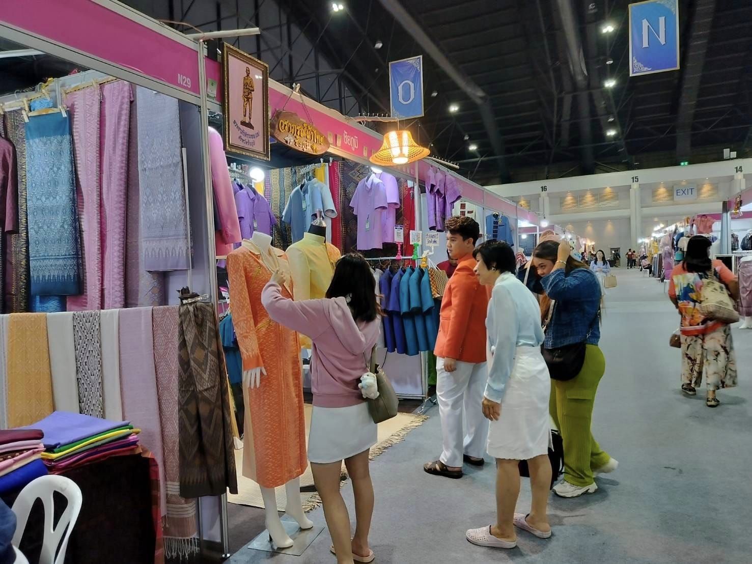 ปิดฉากงาน OTOP ศิลปาชีพประทีปไทย OTOP หลอมดวงใจด้วยพระบารมี ยอดจำหน่าย OTOP ชัยภูมิวันสุดท้ายทะลุล้าน รวม 9 วัน ยอดจำหน่าย 6.4 ล้านบาท