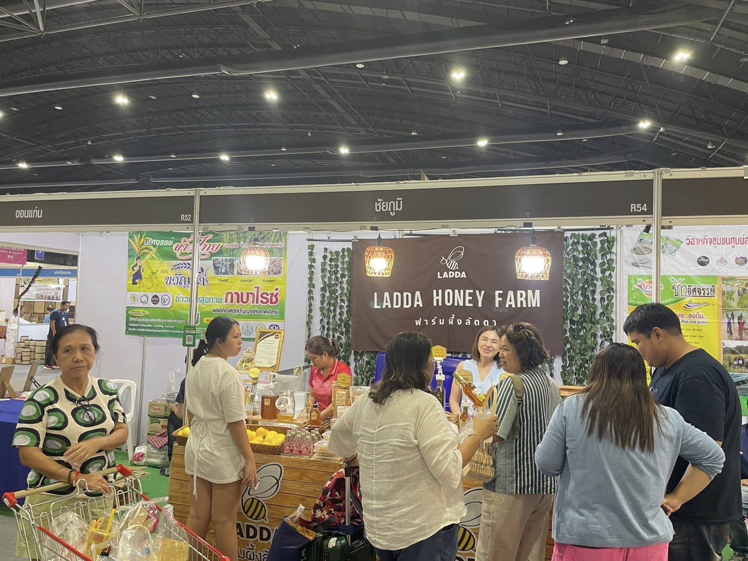 ปิดฉากงาน OTOP ศิลปาชีพประทีปไทย OTOP หลอมดวงใจด้วยพระบารมี ยอดจำหน่าย OTOP ชัยภูมิวันสุดท้ายทะลุล้าน รวม 9 วัน ยอดจำหน่าย 6.4 ล้านบาท