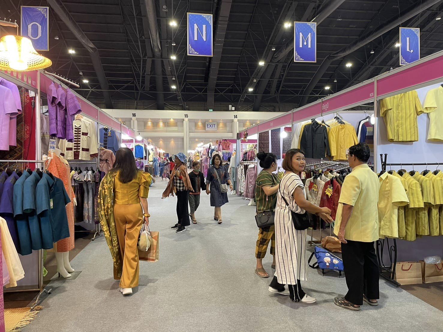 ปิดฉากงาน OTOP ศิลปาชีพประทีปไทย OTOP หลอมดวงใจด้วยพระบารมี ยอดจำหน่าย OTOP ชัยภูมิวันสุดท้ายทะลุล้าน รวม 9 วัน ยอดจำหน่าย 6.4 ล้านบาท