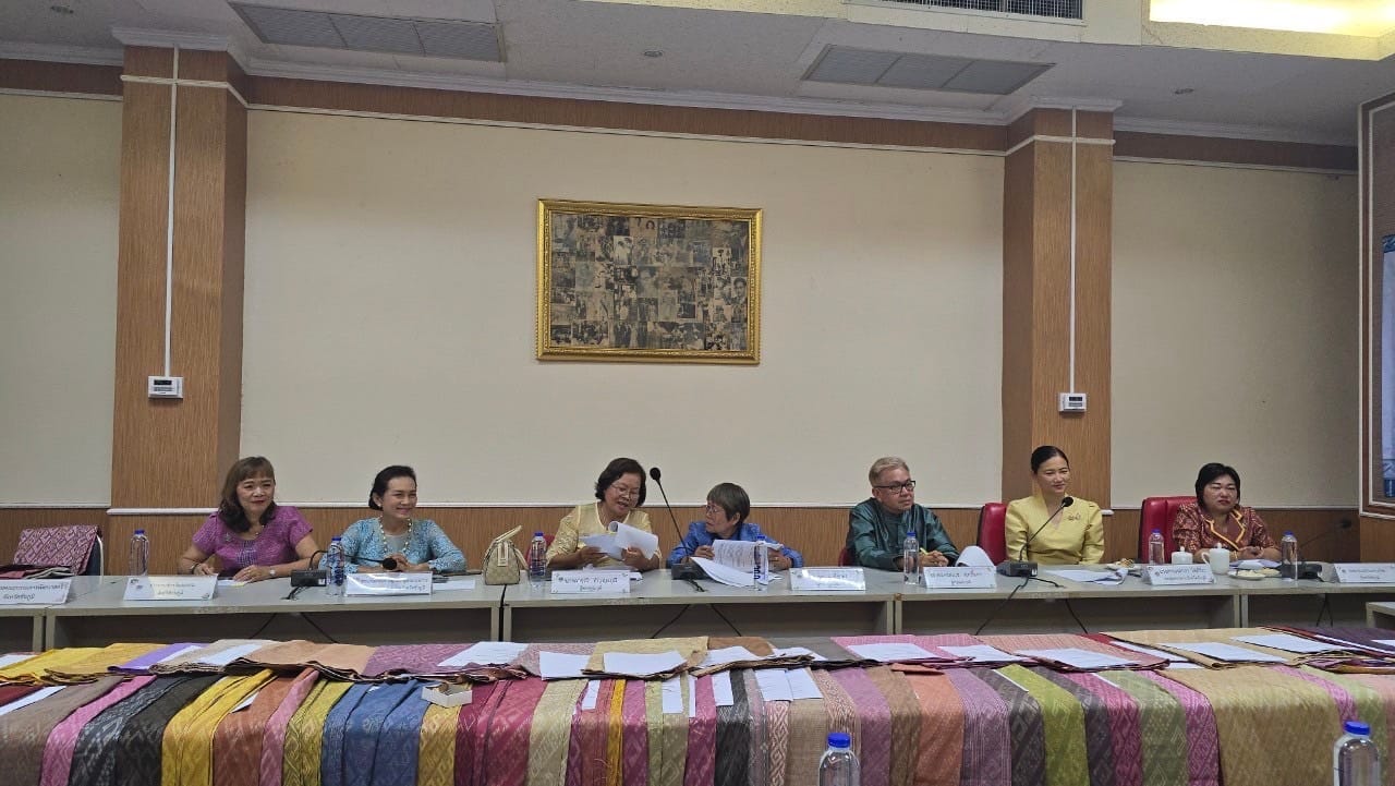 จังหวัดชัยภูมิ ประชุมพิจารณากลั่นกรองผ้าลายพระราชทาน “ผ้าลายสิริวชิราภรณ์” และงานหัตถกรรม ระดับจังหวัด ประจำปี 2567