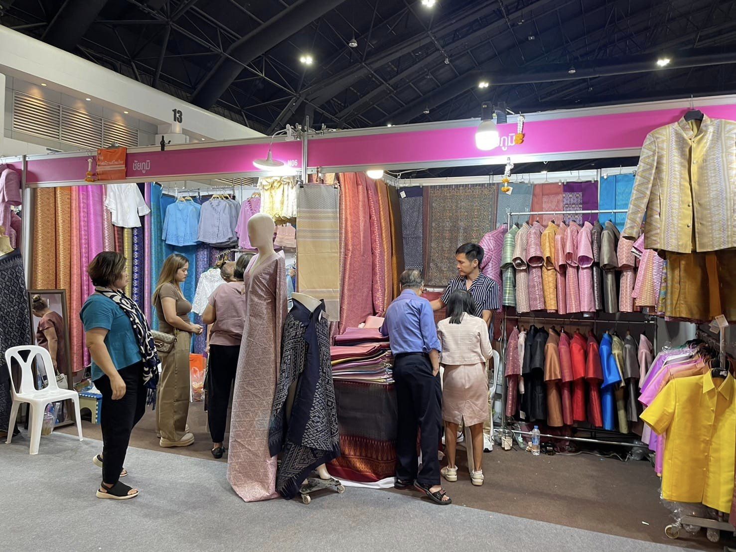 ปิดฉากงาน OTOP ศิลปาชีพประทีปไทย OTOP หลอมดวงใจด้วยพระบารมี ยอดจำหน่าย OTOP ชัยภูมิวันสุดท้ายทะลุล้าน รวม 9 วัน ยอดจำหน่าย 6.4 ล้านบาท