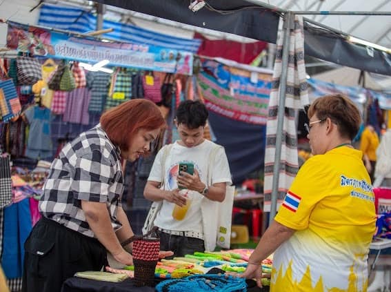 พช. ชัยภูมิ จัดงาน “สุดยอดผ้าและของดีชัยภูมิ” เพิ่มช่องทางการตลาดแก่ผู้ผลิต ผู้ประกอบการชุมชน สร้างรายได้กระตุ้นการหมุนเวียนของเศรษฐกิจฐานราก