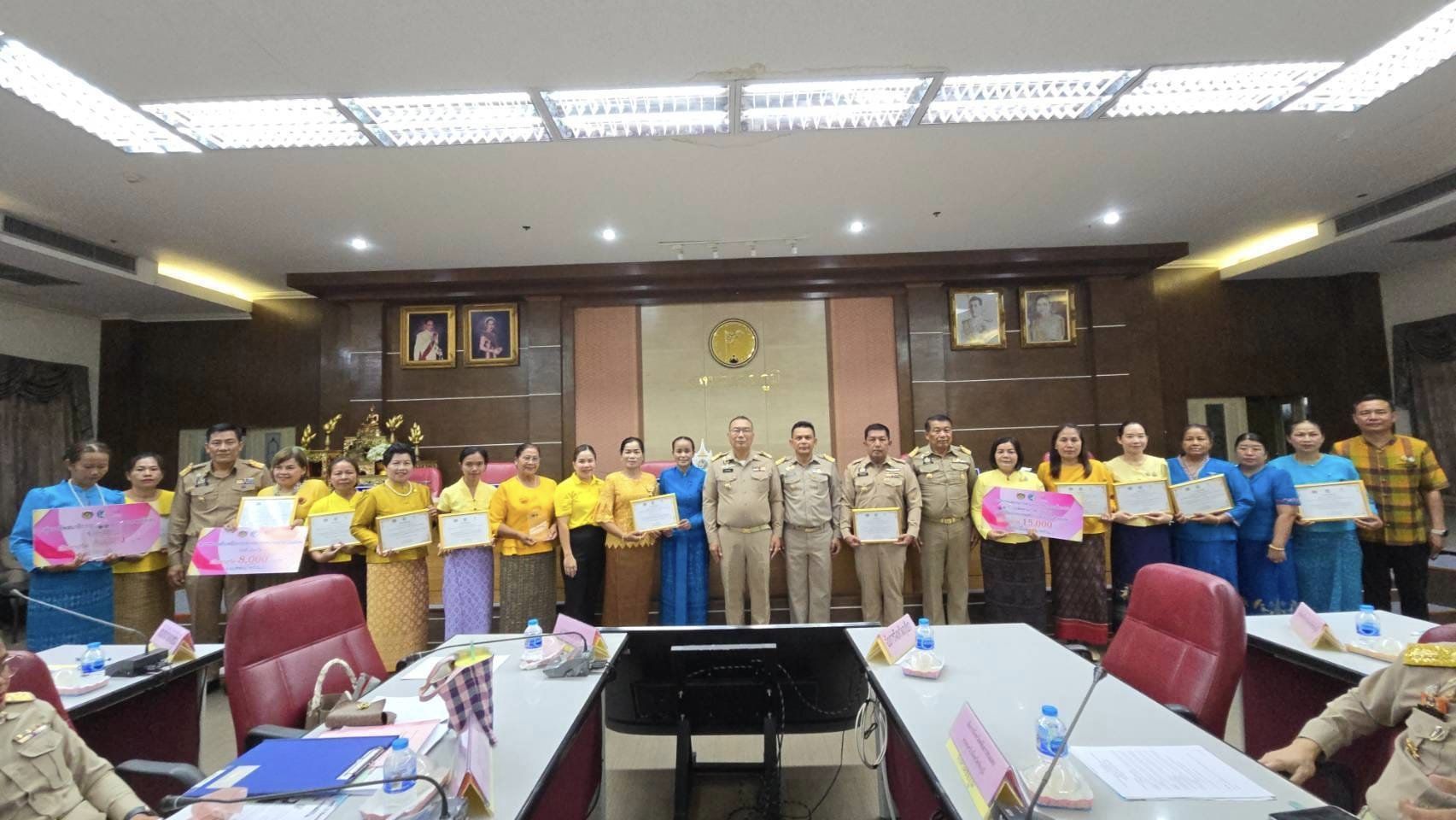 พช.ชัยภูมิ นำกลุ่ม องค์กรสตรี รับโล่เกียรติคุณและใบประกาศเกียรติคุณกิจกรรมโครงการเชิดชูเกียรติคนกองทุนพัฒนาบทบาทสตรี ประจำปี 2567 จำนวน 15 รางวัล จากผู้ว่าราชการจังหวัดชัยภูมิในที่ประชุมคณะกรมการจังหวัดชัยภูมิ ครั้งที่ 8/2567 ประจำเดือน สิงหาคม 2567