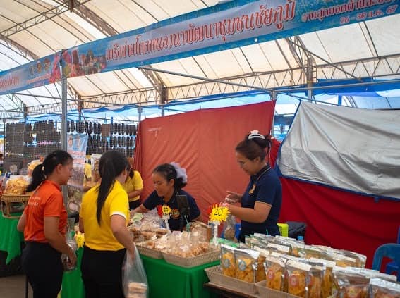 พช. ชัยภูมิ จัดงาน “สุดยอดผ้าและของดีชัยภูมิ” เพิ่มช่องทางการตลาดแก่ผู้ผลิต ผู้ประกอบการชุมชน สร้างรายได้กระตุ้นการหมุนเวียนของเศรษฐกิจฐานราก