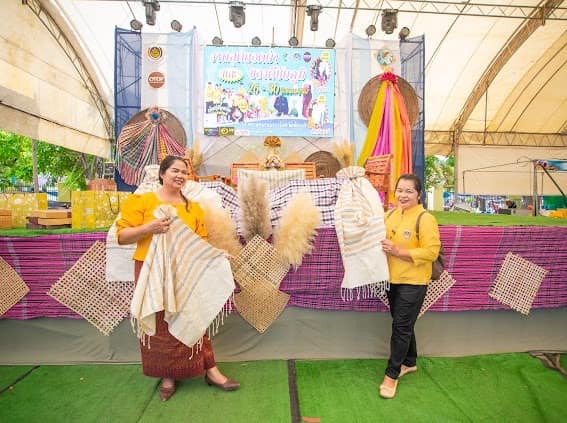 พช. ชัยภูมิ จัดงาน “สุดยอดผ้าและของดีชัยภูมิ” เพิ่มช่องทางการตลาดแก่ผู้ผลิต ผู้ประกอบการชุมชน สร้างรายได้กระตุ้นการหมุนเวียนของเศรษฐกิจฐานราก