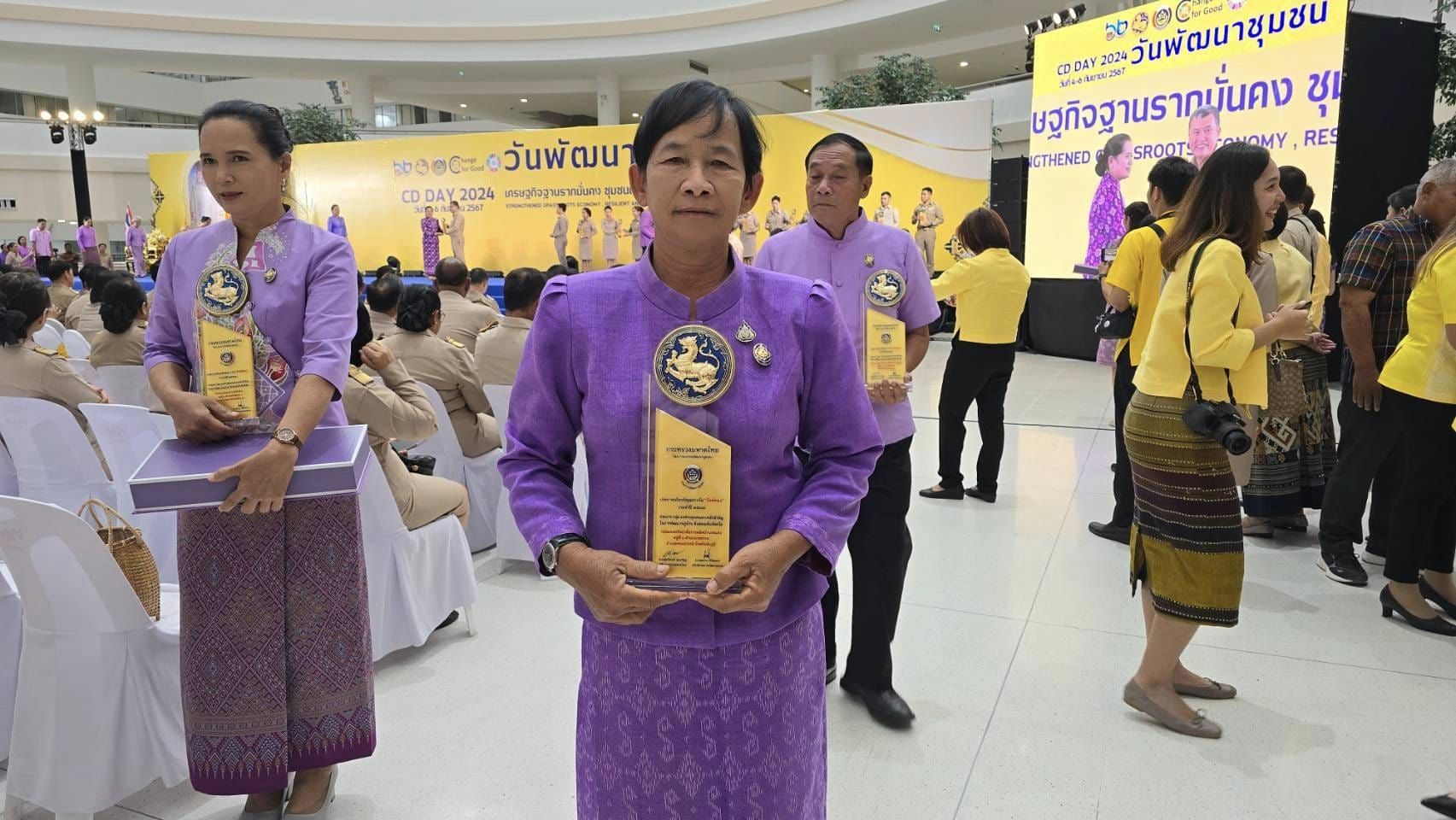 พช.ชัยภูมิ นำคณะเข้ารับโล่รางวัลพระราชทานสมเด็จพระกนิษฐาธิราชเจ้า กรมสมเด็จพระเทพรัตนราชสุดา ฯ สยามบรมราชกุมารี 2 รางวัล รางวัลประกาศเกียรติคุณ 1 รางวัล โล่รางวัลสิงห์ทอง 3 รางวัล และรางวัลเชิดชูเกียรติ 2 รางวัล ในงานแสดงผลงานของการพัฒนา (วันพัฒนาชุมชน ครั้งที่ 13 ปี 2567) CD DAY 2024 กรมการพัฒนาชุมชน ที่ศูนย์ราชการเฉลิมพระเกียรติ ฯกรุงเทพมหานคร