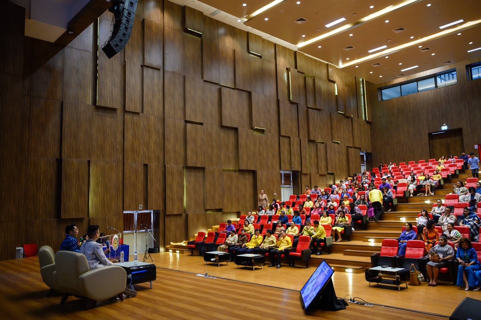 พช.ชัยภูมิ ร่วมประชุมวิชาการ Symposium การพัฒนาองค์ความรู้เพื่อการพัฒนาผลิตภัณฑ์สู่สากล ประจำปี 2567 Thai Textiles Trend Book Spring/Summer 2025