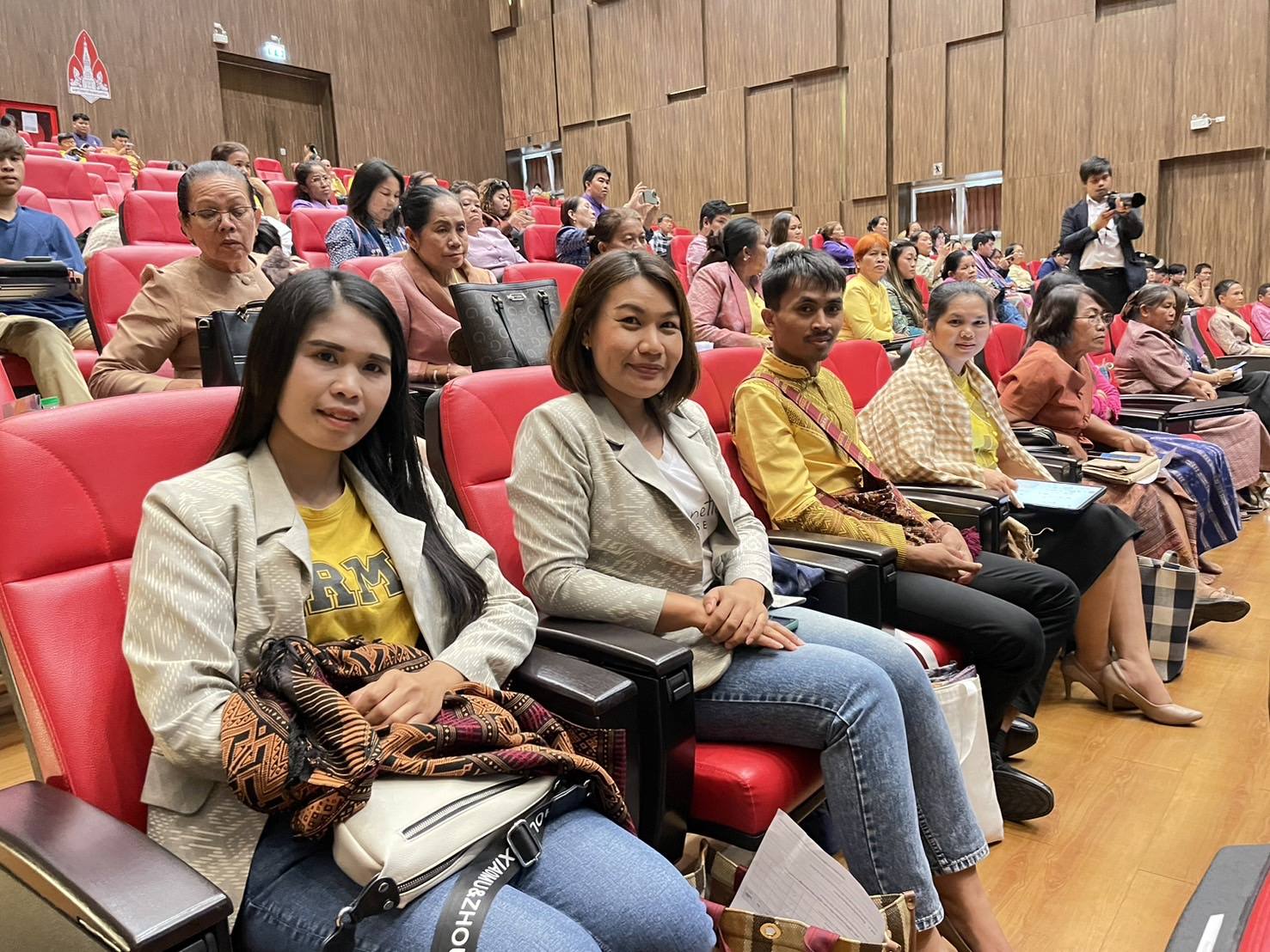 พช.ชัยภูมิ ร่วมประชุมวิชาการ Symposium การพัฒนาองค์ความรู้เพื่อการพัฒนาผลิตภัณฑ์สู่สากล ประจำปี 2567 Thai Textiles Trend Book Spring/Summer 2025