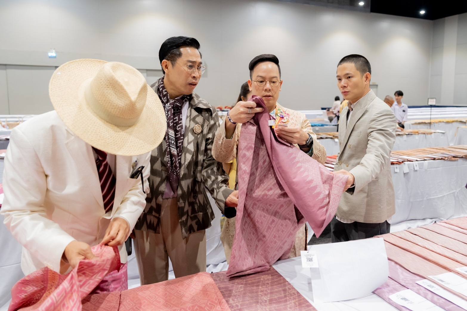 พช.ชัยภูมิ ร่วมพิธีเปิดการประกวดผ้าลายพระราชทาน “ผ้าลายสิริวชิราภรณ์” และงานหัตถกรรมระดับ ภาคตะวันออกเฉียงเหนือ ตามโครงการส่งเสริมภูมิปัญญาและพัฒนาศักยภาพผ้าไทยและงานหัตถกรรม สู่การเป็นแฟชั่นแห่งความยั่งยืน