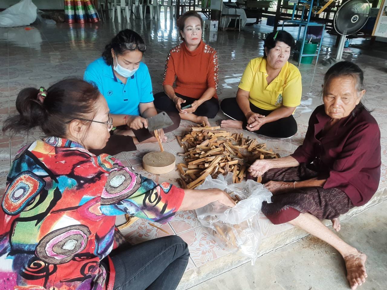 พช.ชัยภูมิ ส่งเสริมการพัฒนาศักยภาพการผลิตผลิตภัณฑ์ไหม กิจกรรมการส่งเสริมและพัฒนาผลิตภัณฑ์ไหมที่เป็นมิตรกับสิ่งแวดล้อม
