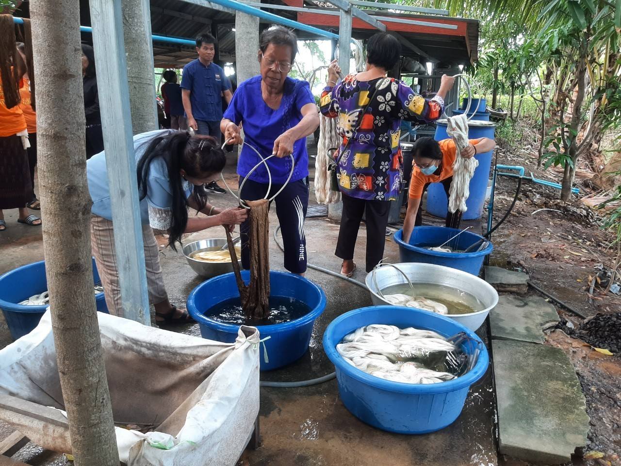 พช.ชัยภูมิ ส่งเสริมการพัฒนาศักยภาพการผลิตผลิตภัณฑ์ไหม กิจกรรมการส่งเสริมและพัฒนาผลิตภัณฑ์ไหมที่เป็นมิตรกับสิ่งแวดล้อม