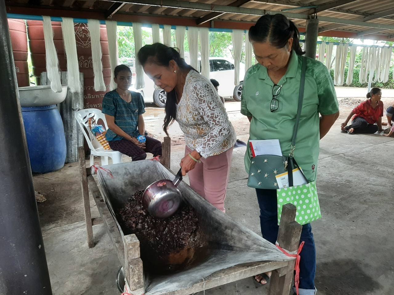 พช.ชัยภูมิ ส่งเสริมการพัฒนาศักยภาพการผลิตผลิตภัณฑ์ไหม กิจกรรมการส่งเสริมและพัฒนาผลิตภัณฑ์ไหมที่เป็นมิตรกับสิ่งแวดล้อม