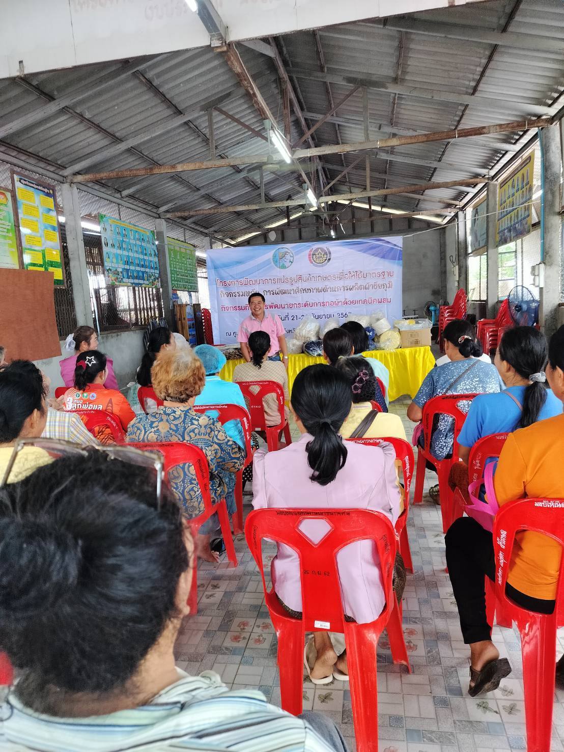 พช.ชัยภูมิ ส่งเสริมการพัฒนายกระดับการทอผ้าด้วยเทคนิคผสม