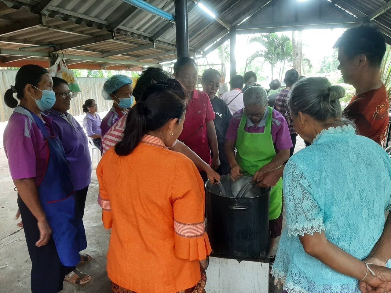 พช.ชัยภูมิ ส่งเสริมการพัฒนาศักยภาพการผลิตผลิตภัณฑ์ไหม กิจกรรมการส่งเสริมและพัฒนาผลิตภัณฑ์ไหมที่เป็นมิตรกับสิ่งแวดล้อม