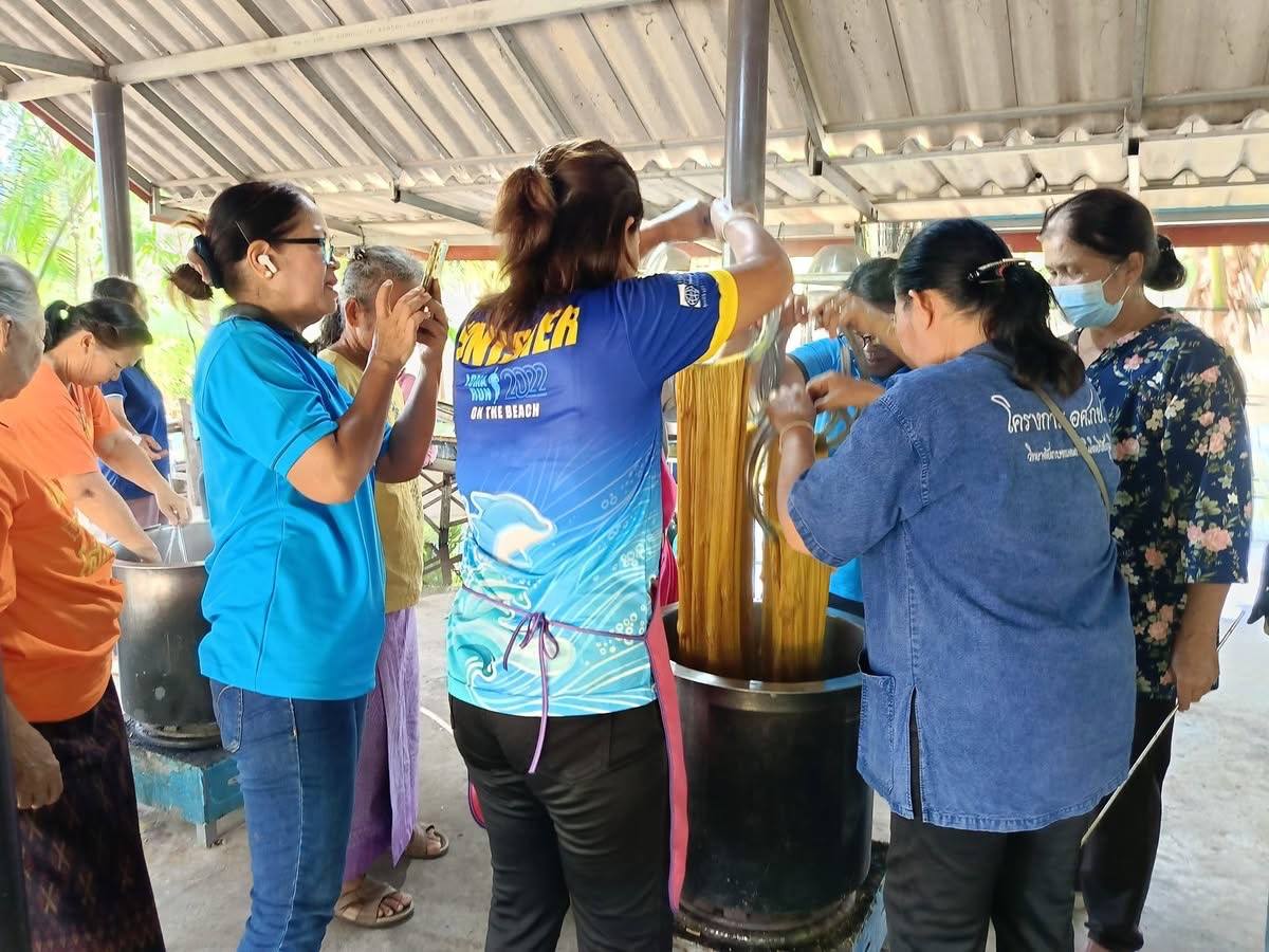 พช.ชัยภูมิ ส่งเสริมการพัฒนาศักยภาพการผลิตผลิตภัณฑ์ไหม กิจกรรมการส่งเสริมและพัฒนาผลิตภัณฑ์ไหมที่เป็นมิตรกับสิ่งแวดล้อม