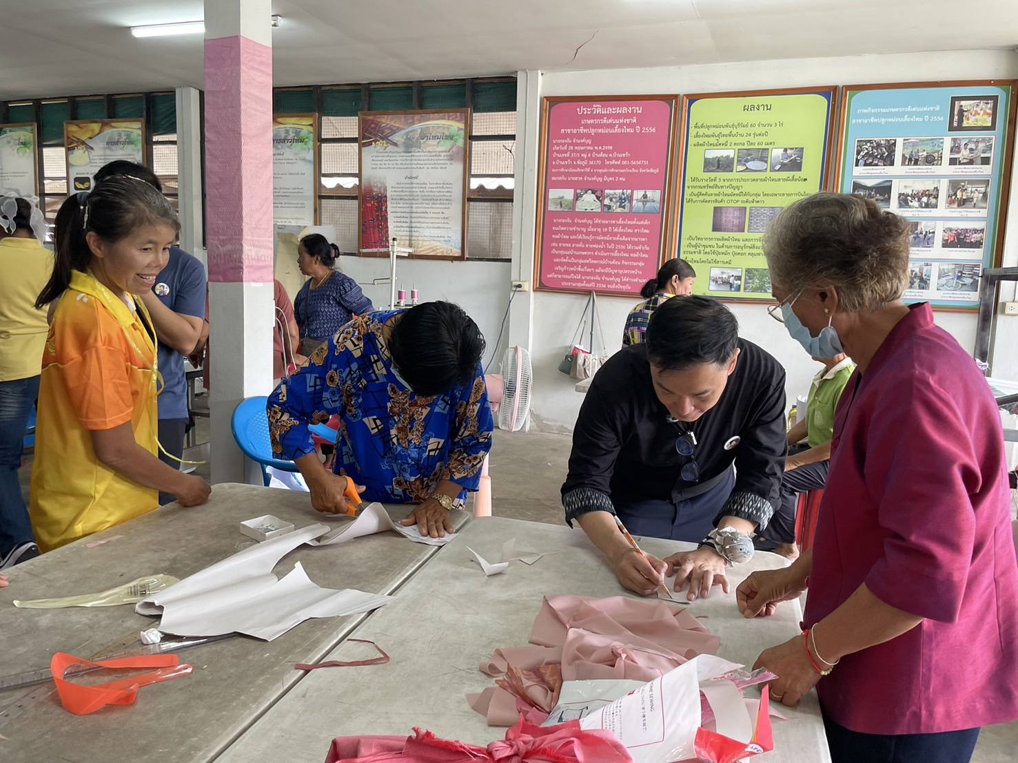 พช.ชัยภูมิ ส่งเสริมการพัฒนาศักยภาพการผลิตผลิตภัณฑ์ไหม กิจกรรมการพัฒนาศักยภาพผู้ผลิตผู้ประกอบการไหมและการแปรรูปผลิตภัณฑ์ไหม รุ่นที่ 1