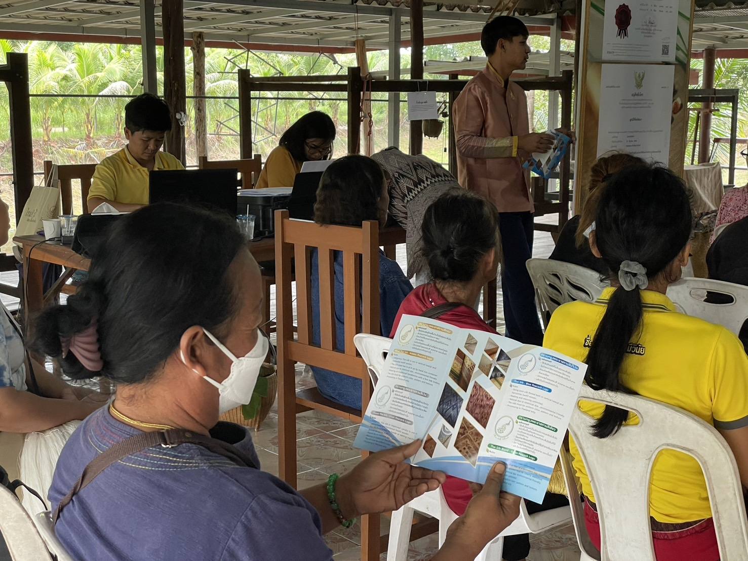 พช.ชัยภูมิ ส่งเสริมการพัฒนาศักยภาพการผลิตผลิตภัณฑ์ไหม กิจกรรมการส่งเสริมและพัฒนาผลิตภัณฑ์ไหมที่เป็นมิตรกับสิ่งแวดล้อม