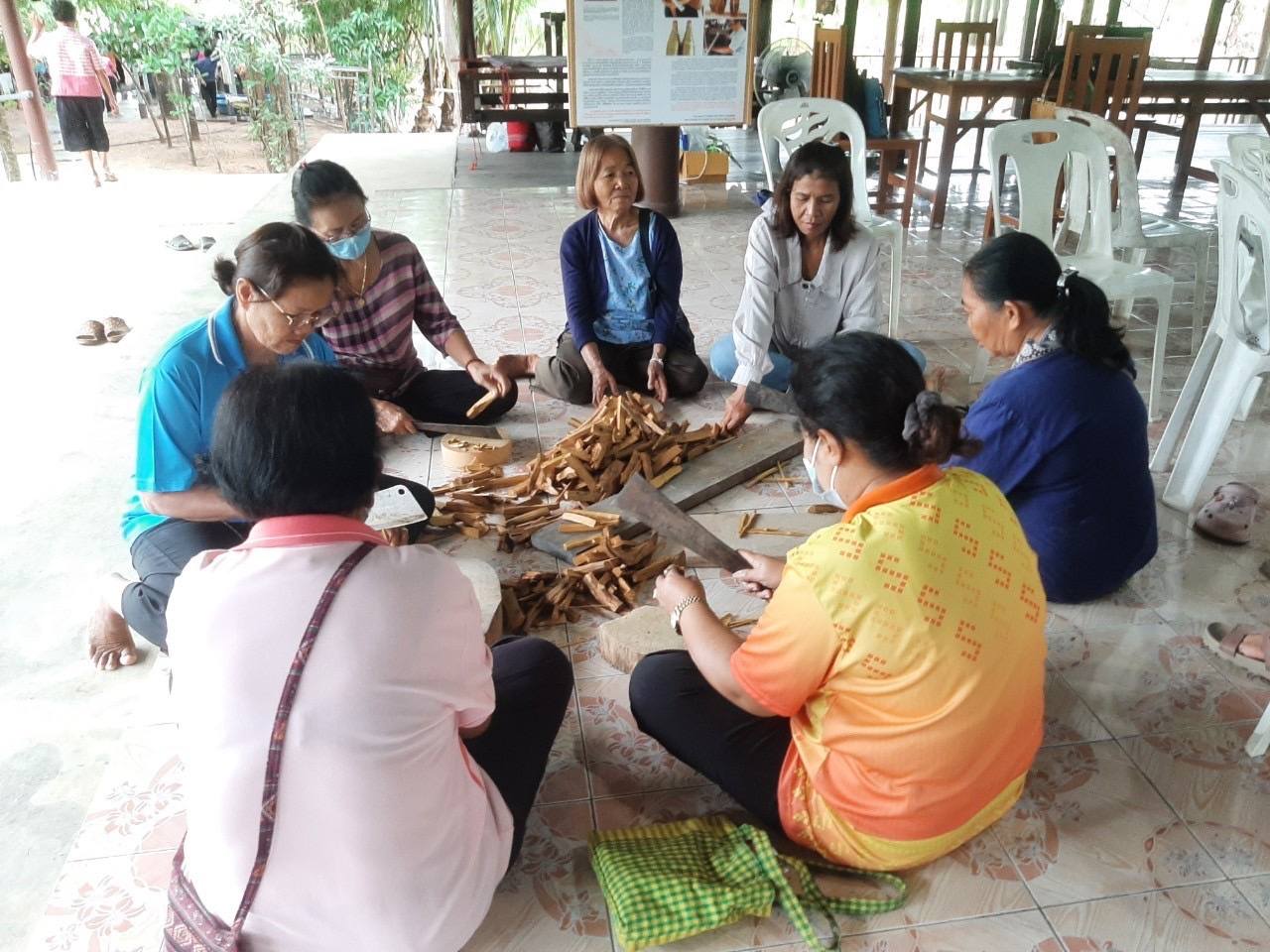 พช.ชัยภูมิ ส่งเสริมการพัฒนาศักยภาพการผลิตผลิตภัณฑ์ไหม กิจกรรมการส่งเสริมและพัฒนาผลิตภัณฑ์ไหมที่เป็นมิตรกับสิ่งแวดล้อม