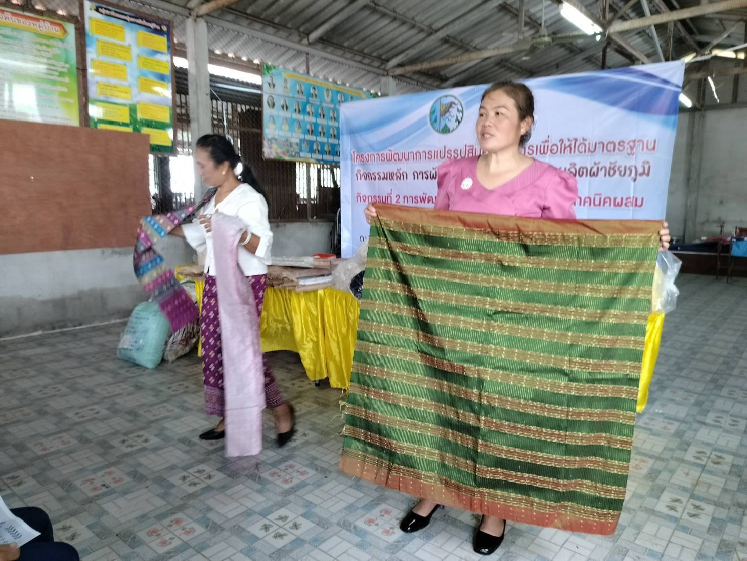 พช.ชัยภูมิ ส่งเสริมการพัฒนายกระดับการทอผ้าด้วยเทคนิคผสม