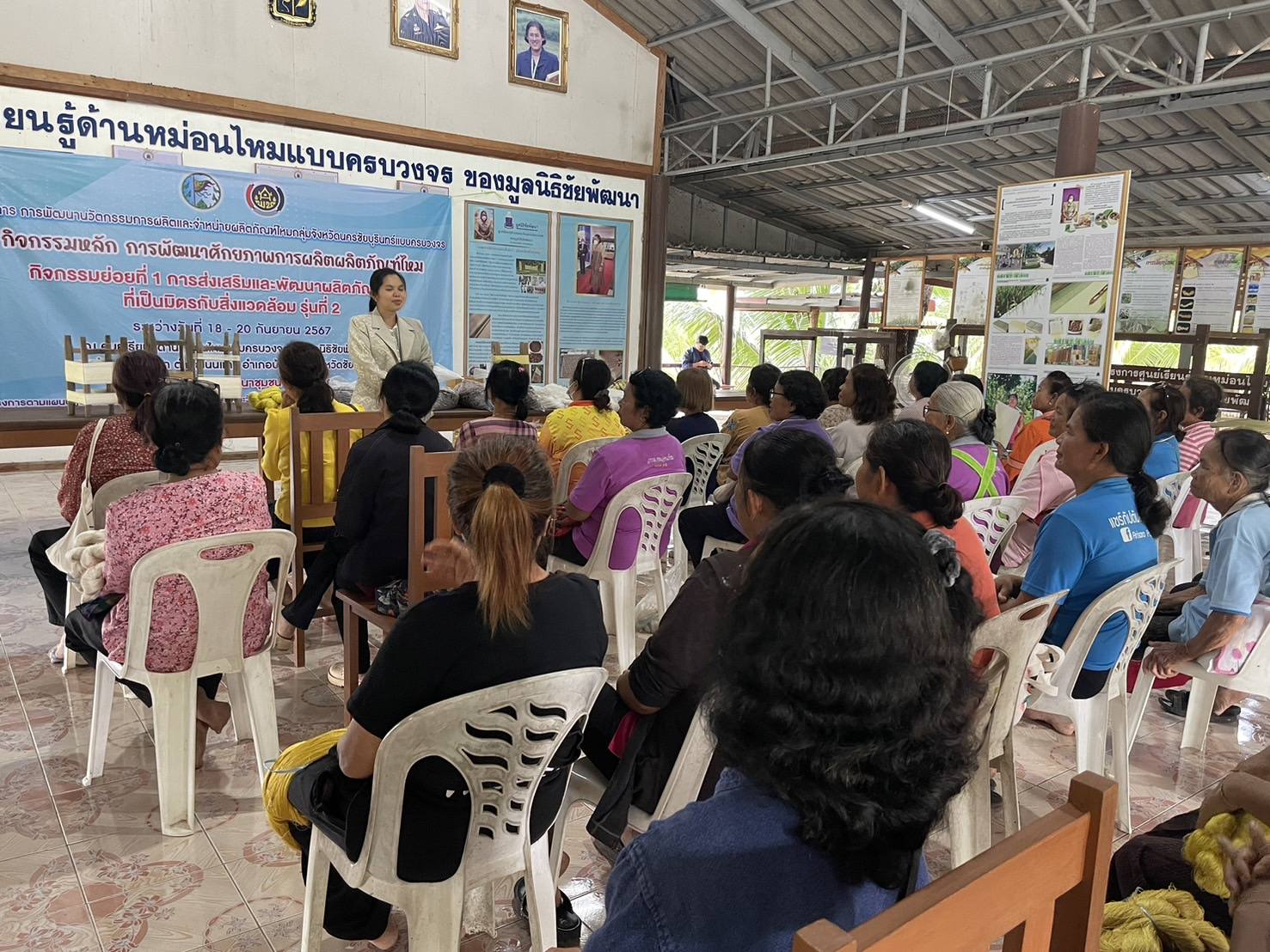 พช.ชัยภูมิ ส่งเสริมการพัฒนาศักยภาพการผลิตผลิตภัณฑ์ไหม กิจกรรมการส่งเสริมและพัฒนาผลิตภัณฑ์ไหมที่เป็นมิตรกับสิ่งแวดล้อม
