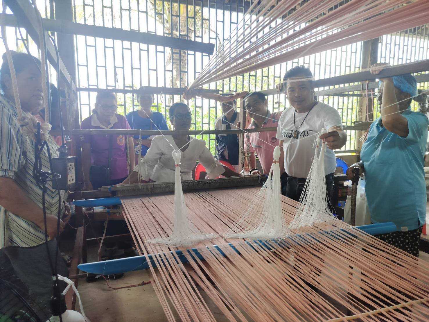 พช.ชัยภูมิ ส่งเสริมการพัฒนายกระดับการทอผ้าด้วยเทคนิคผสม