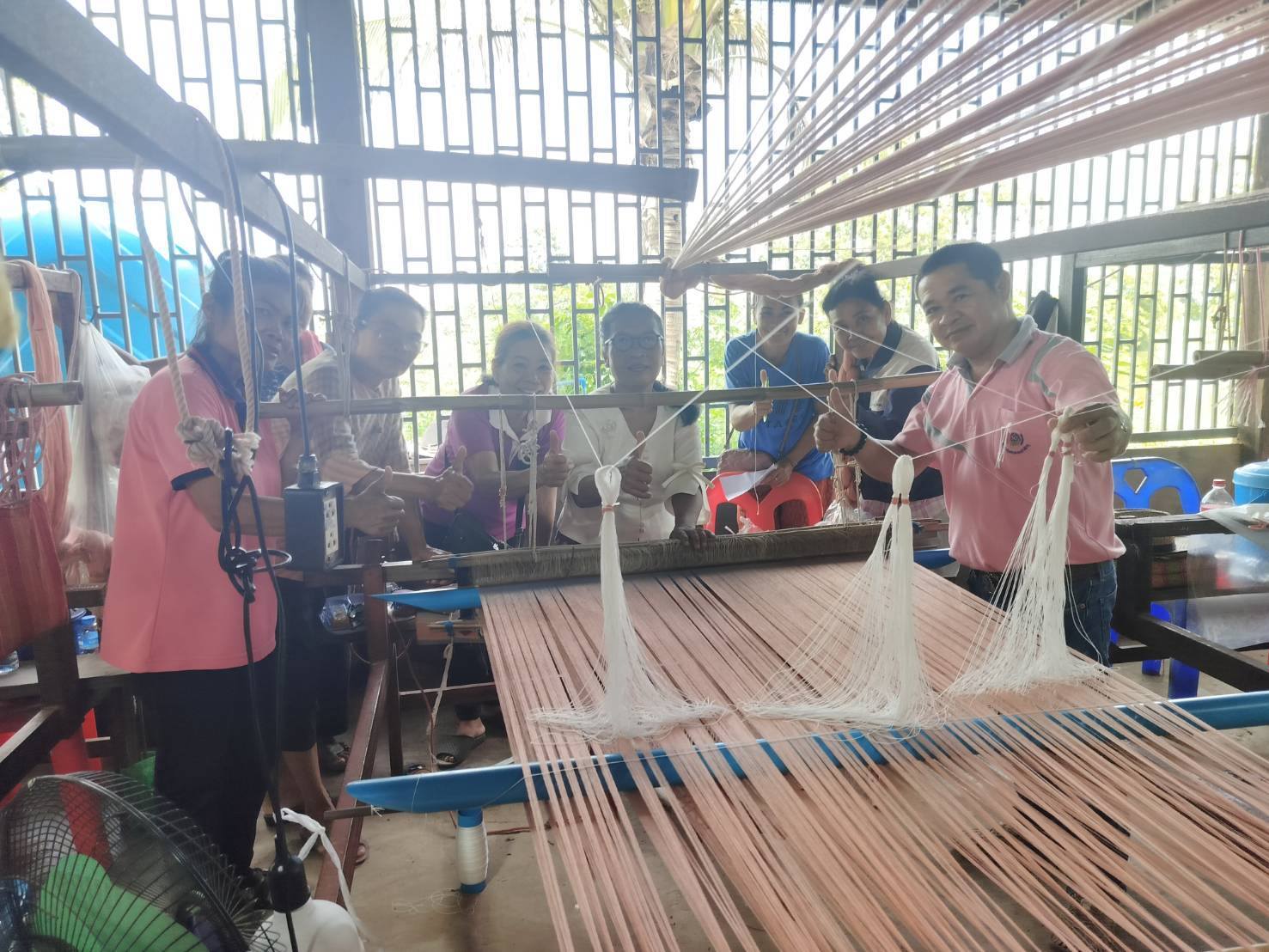 พช.ชัยภูมิ ส่งเสริมการพัฒนายกระดับการทอผ้าด้วยเทคนิคผสม