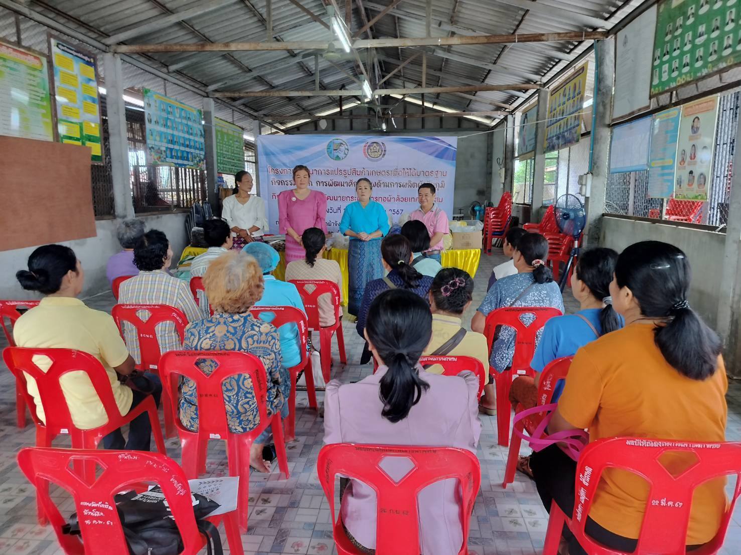 พช.ชัยภูมิ ส่งเสริมการพัฒนายกระดับการทอผ้าด้วยเทคนิคผสม