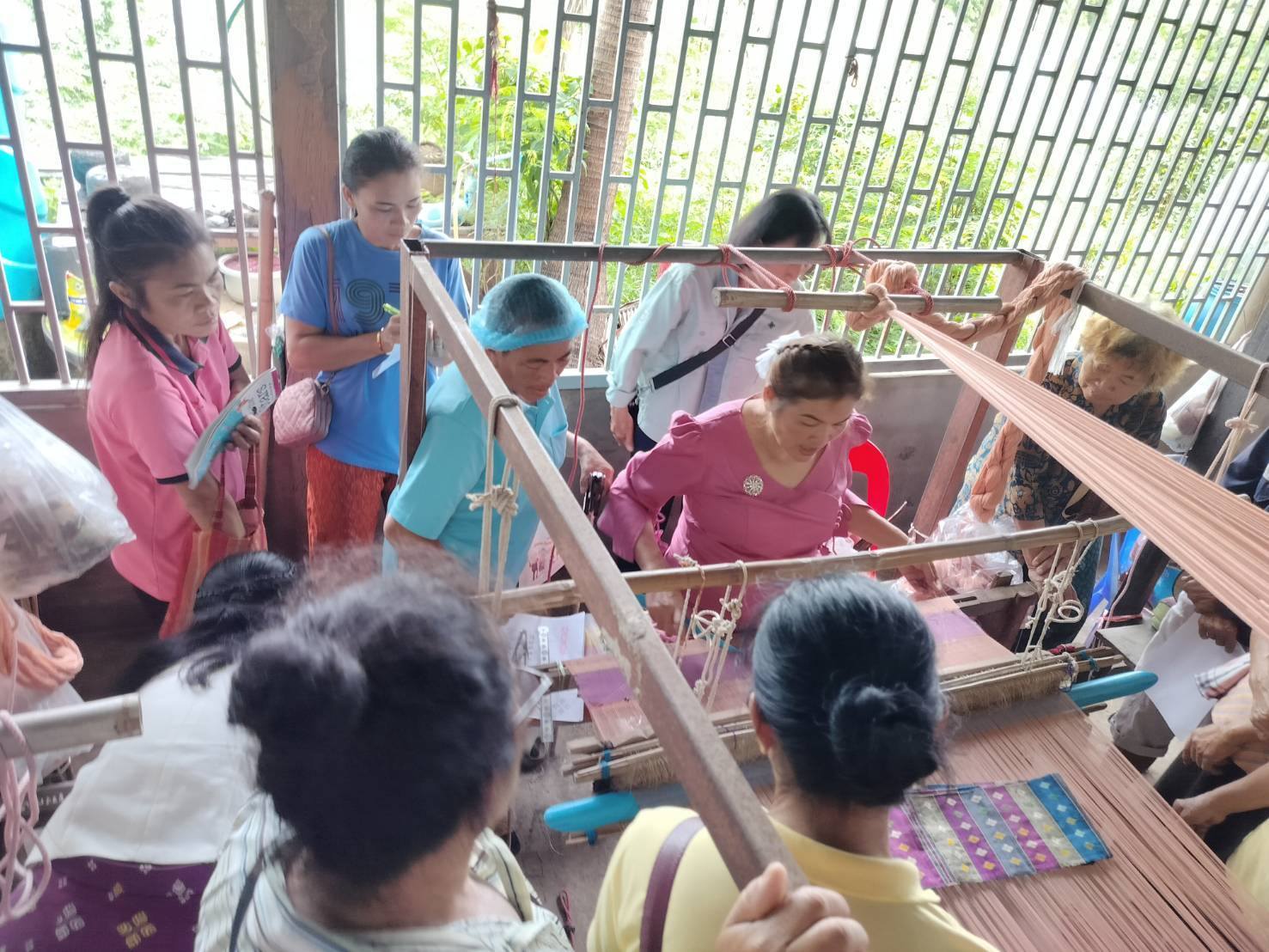 พช.ชัยภูมิ ส่งเสริมการพัฒนายกระดับการทอผ้าด้วยเทคนิคผสม