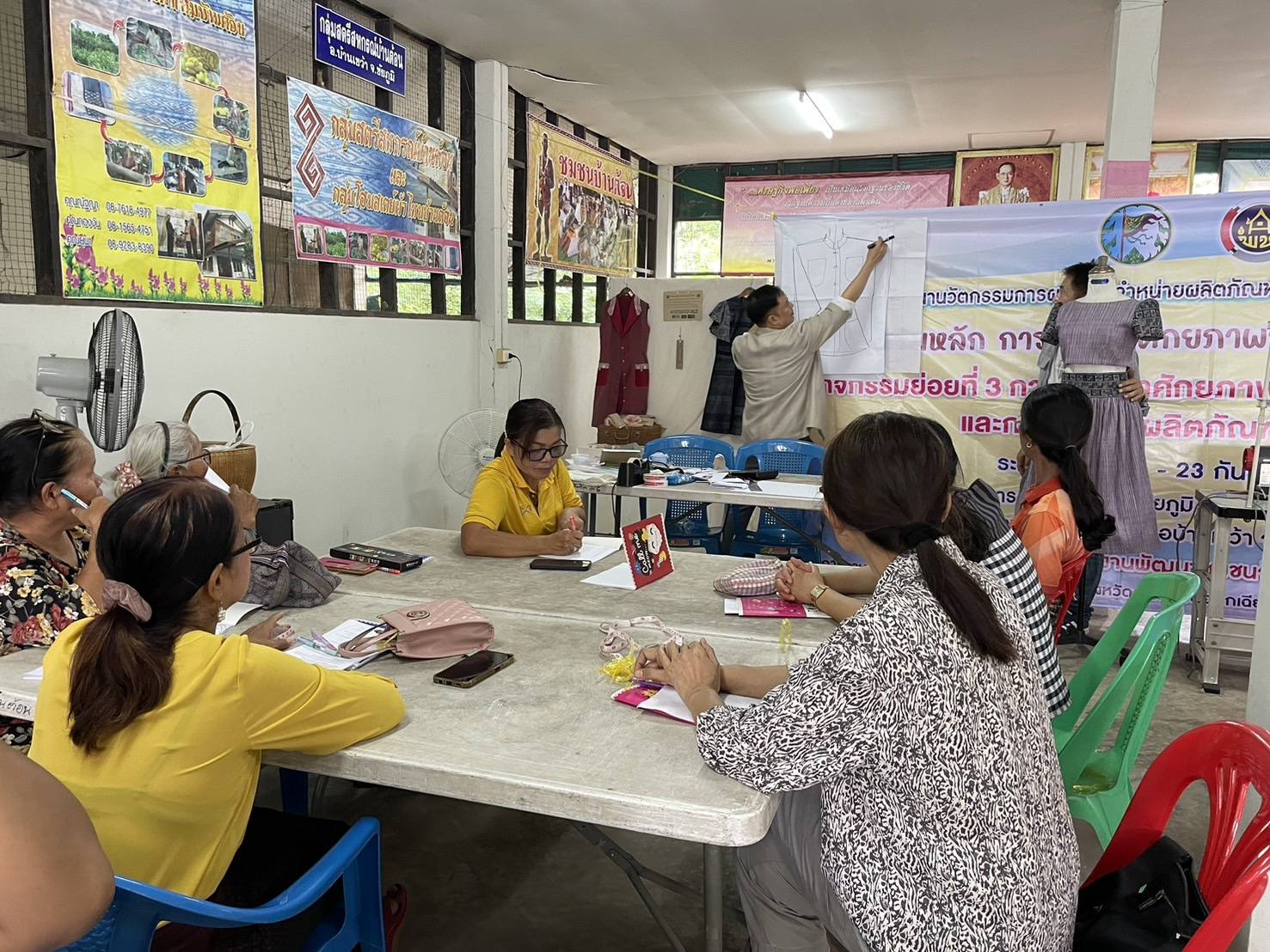 พช.ชัยภูมิ ส่งเสริมการพัฒนาศักยภาพการผลิตผลิตภัณฑ์ไหม กิจกรรมการพัฒนาศักยภาพผู้ผลิตผู้ประกอบการไหมและการแปรรูปผลิตภัณฑ์ไหม