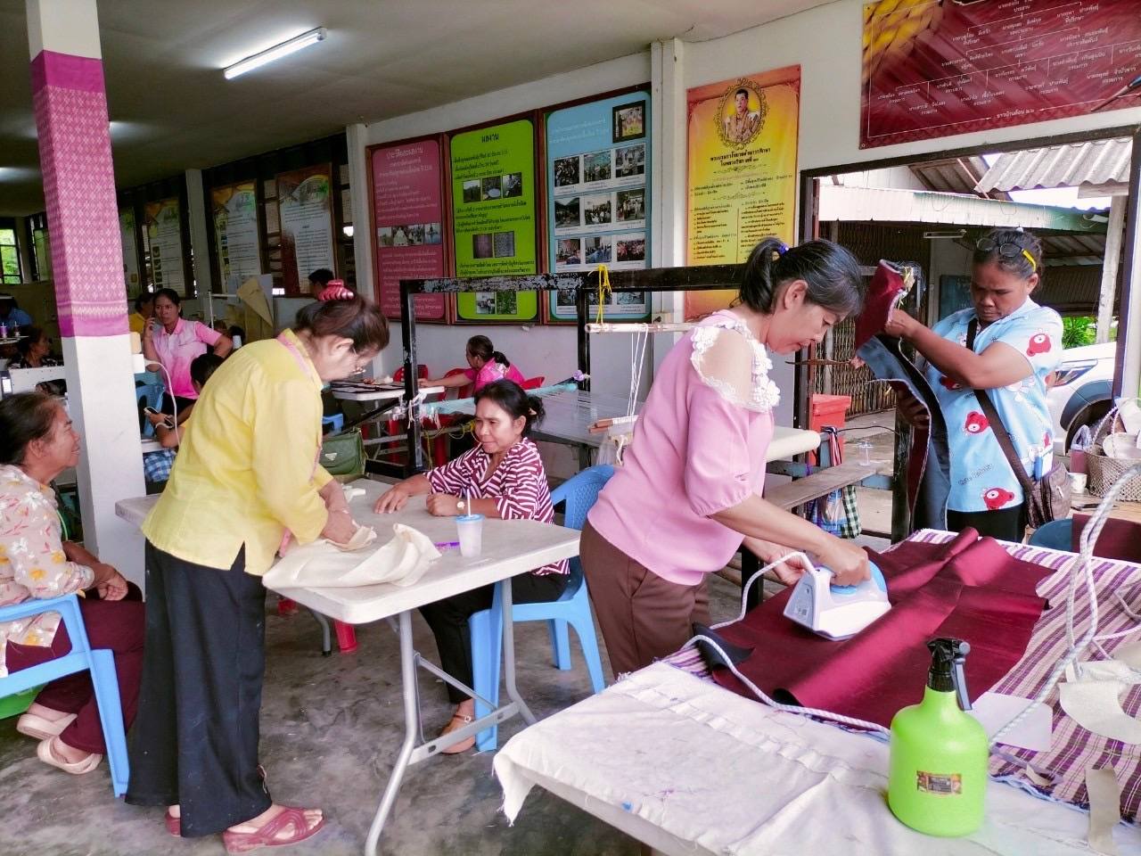 พช.ชัยภูมิ ส่งเสริมการพัฒนาศักยภาพการผลิตผลิตภัณฑ์ไหม กิจกรรมการพัฒนาศักยภาพผู้ผลิตผู้ประกอบการไหมและการแปรรูปผลิตภัณฑ์ไหม รุ่นที่ 2
