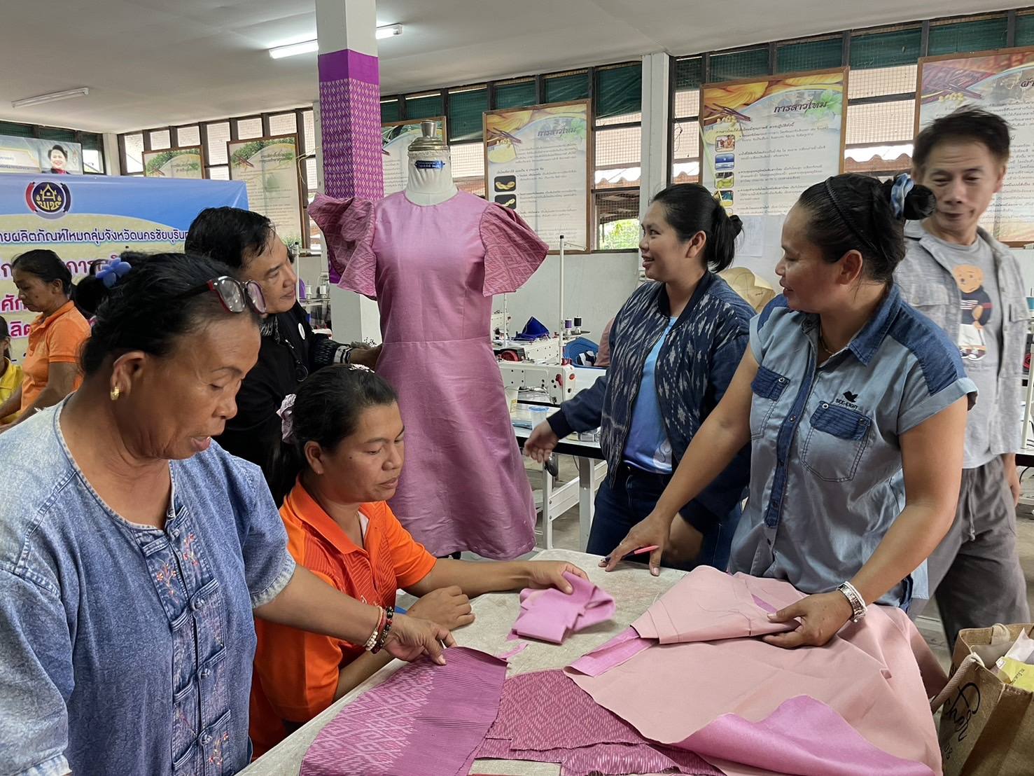 พช.ชัยภูมิ ส่งเสริมการพัฒนาศักยภาพการผลิตผลิตภัณฑ์ไหม กิจกรรมการพัฒนาศักยภาพผู้ผลิตผู้ประกอบการไหมและการแปรรูปผลิตภัณฑ์ไหม รุ่นที่ 1