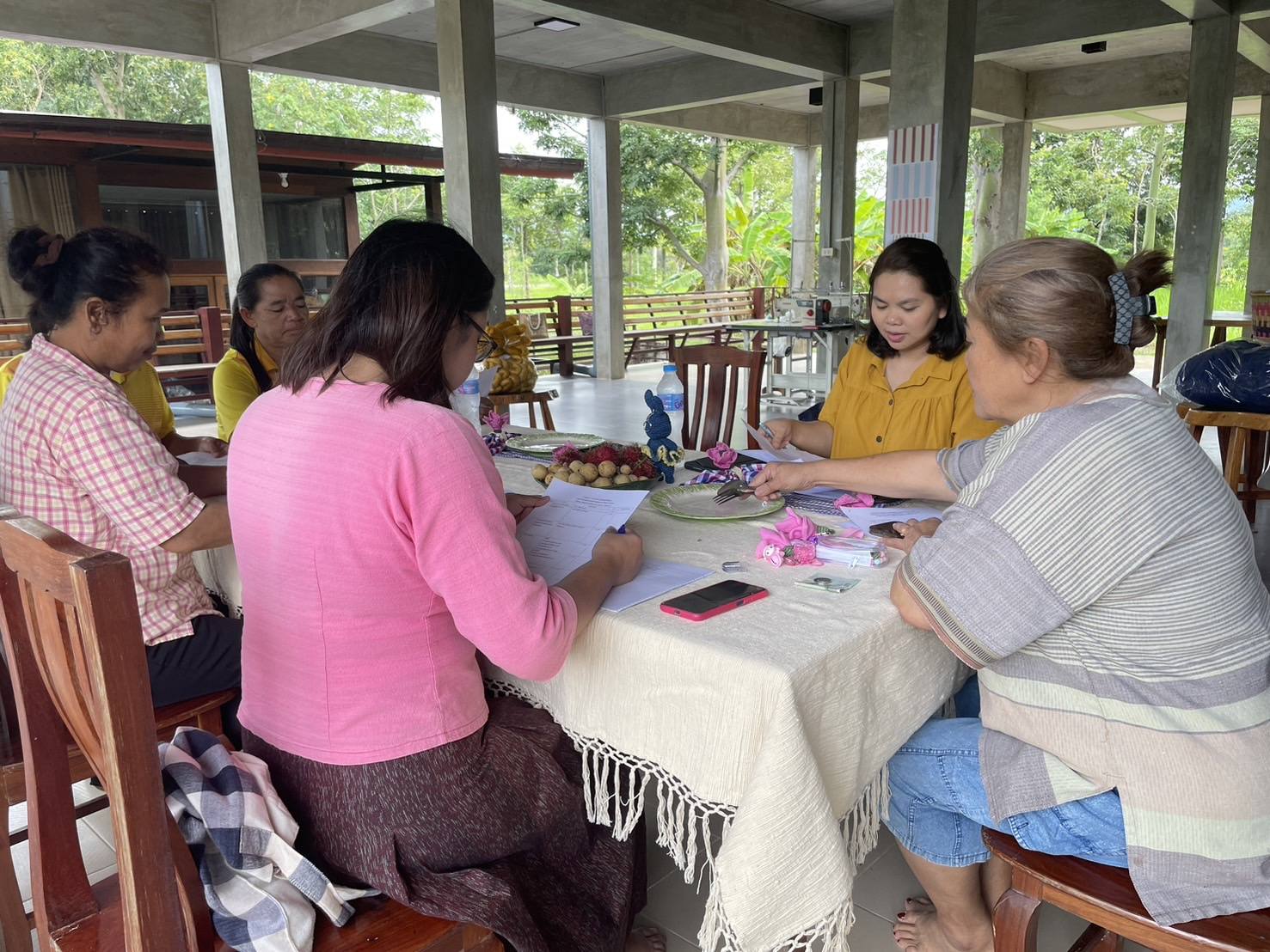 พช.ชัยภูมิ เตรียมพร้อม Live Action การดำเนินงาน “ผ้าไทยใส่ให้สนุก”ชุมชนภูมิปัญญาเพื่อพัฒนาผลิตภัณฑ์วิสาหกิจชุมชนกลุ่มทอผ้าย้อมสีธรรมชาติหนองบัวแดง