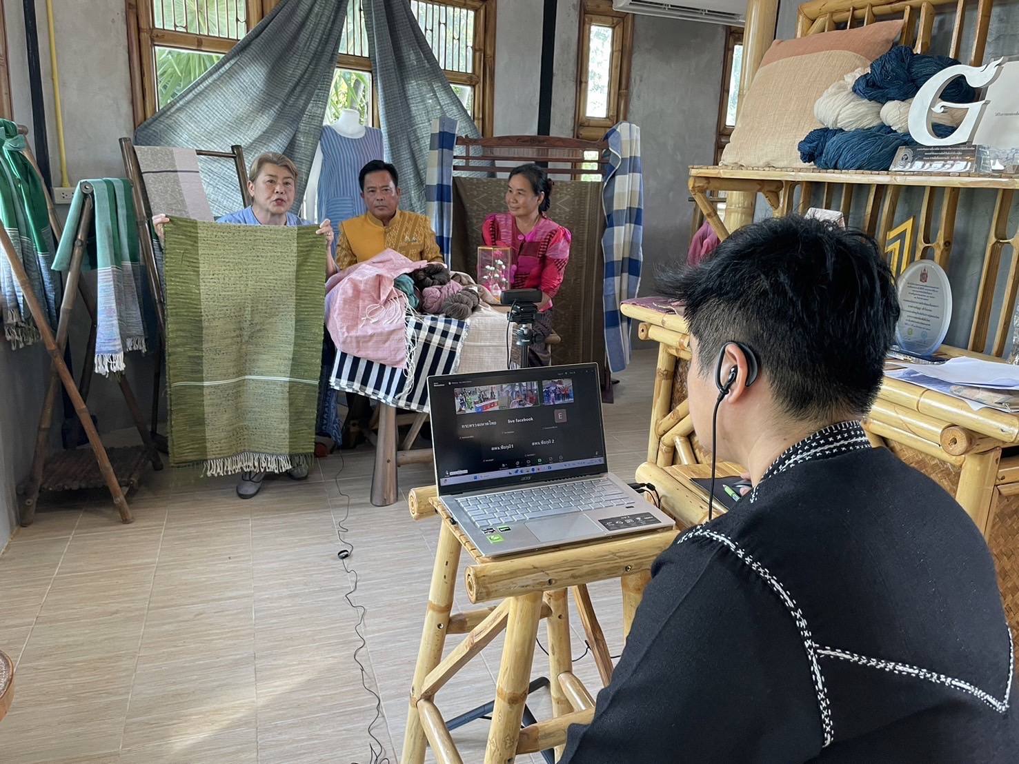 จังหวัดชัยภูมิ Live Action นำเสนอการดำเนินงาน “ผ้าไทยใส่ให้สนุก”ชุมชนภูมิปัญญาเพื่อพัฒนาผลิตภัณฑ์วิสาหกิจชุมชนกลุ่มทอผ้าย้อมสีธรรมชาติหนองบัวแดง